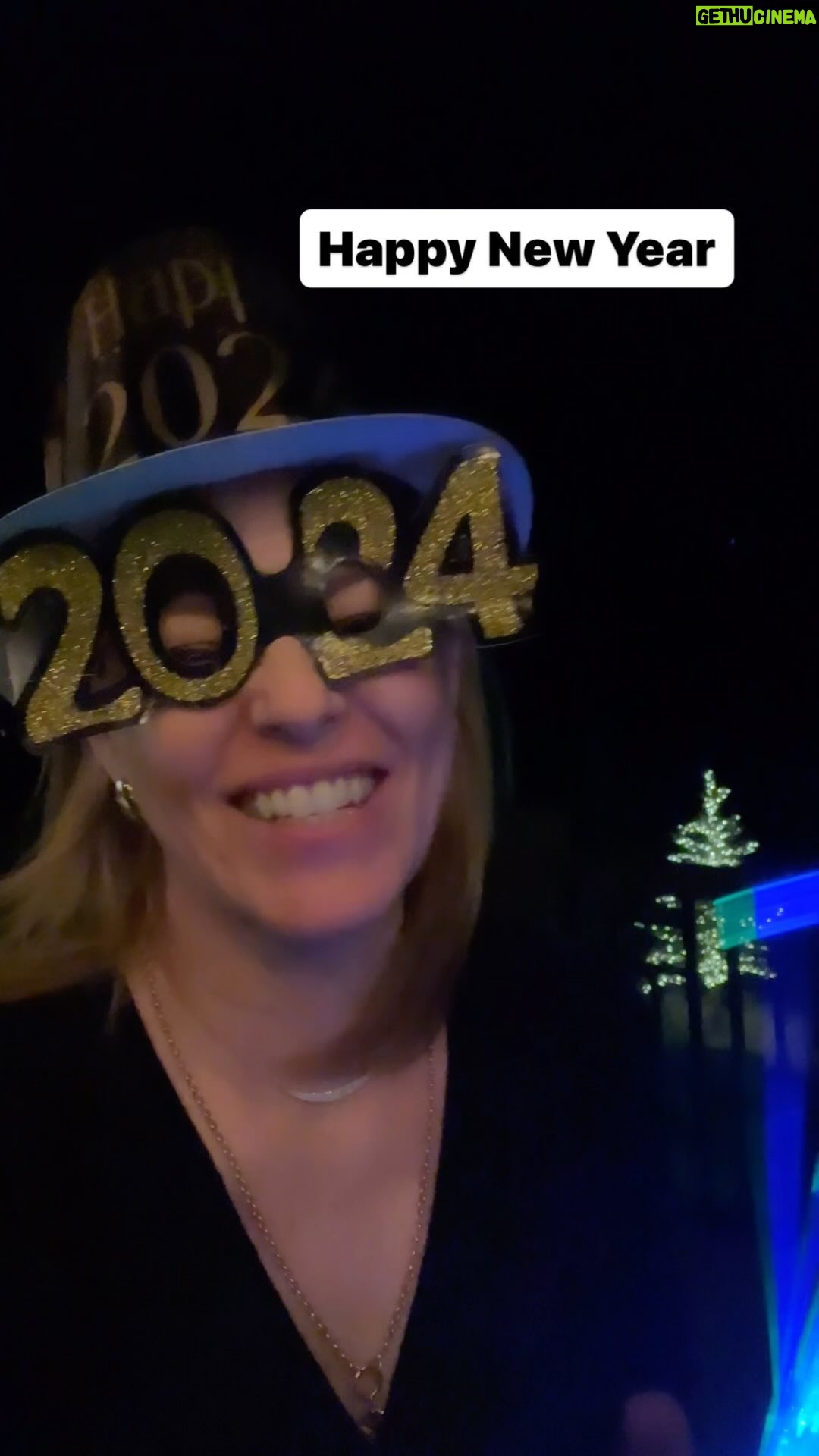 Elizabeth Banks Instagram - Happy New Year. Sending love from my house to yours.