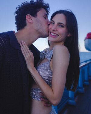 Macarena Achaga Instagram - vivimos en el futuro 🥹 y aquí en Australia ya es 1ero de enero -desde hace rato- y no podría pedir nada más que tener a mis personas favoritas todas juntas 💕💕💕 
gracias por acompañarnos en otro año de huracán macarena 🌪️

@santiagoachaga & @ren.soifer todo es mejor con ustedes 💘