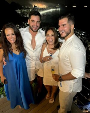 Susana Vieira Instagram - Obrigada Vidigal pelo carinho! Festa linda do @mirantedoarvrao com a linda anfitriã, minha sobrinha @biancavsack! 
Feliz Ano Novo! Vem 2024! Estou pronta pra você! 🤍🥂✨🎉
