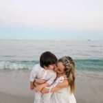 Sherlyn Instagram – Feliz 2024! 
Que sea maravilloso. Con facilidad gozo y gloria.
Deseo para ustedes y para nosotros un año en el que nos abracemos mucho, en el que los besos sean el lenguaje universal,en el que la empatia reine en nuestros hogares y entornos, que esa lista de sueños esté llena de gratitud, que la salud sea plena para todos. 
Yo arranco este 2024 dando gracias por mi hermoso hijo y mis hermosos papás! Que privilegio más grande que regalo Dios al llegar a un núcleo con tanto amor.