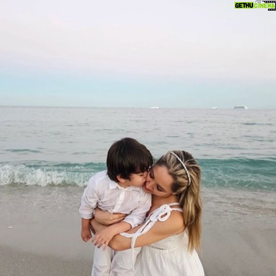Sherlyn Instagram - Feliz 2024!
Que sea maravilloso. Con facilidad gozo y gloria.
Deseo para ustedes y para nosotros un año en el que nos abracemos mucho, en el que los besos sean el lenguaje universal,en el que la empatia reine en nuestros hogares y entornos, que esa lista de sueños esté llena de gratitud, que la salud sea plena para todos.
Yo arranco este 2024 dando gracias por mi hermoso hijo y mis hermosos papás! Que privilegio más grande que regalo Dios al llegar a un núcleo con tanto amor.