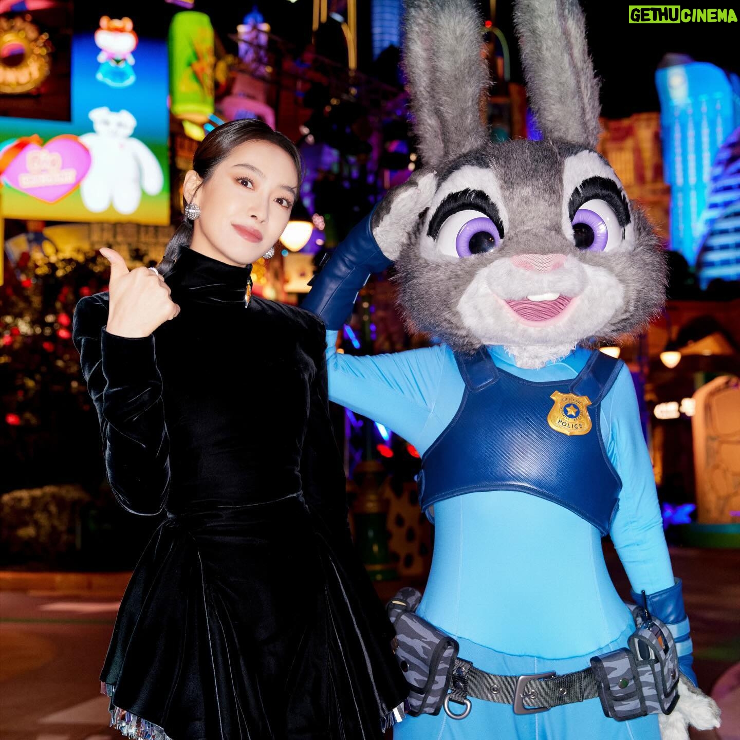 Victoria Song Instagram - 和朱迪一起💕
#疯狂动物城 #zootopia
#上海迪士尼 #shanghaidisneyland