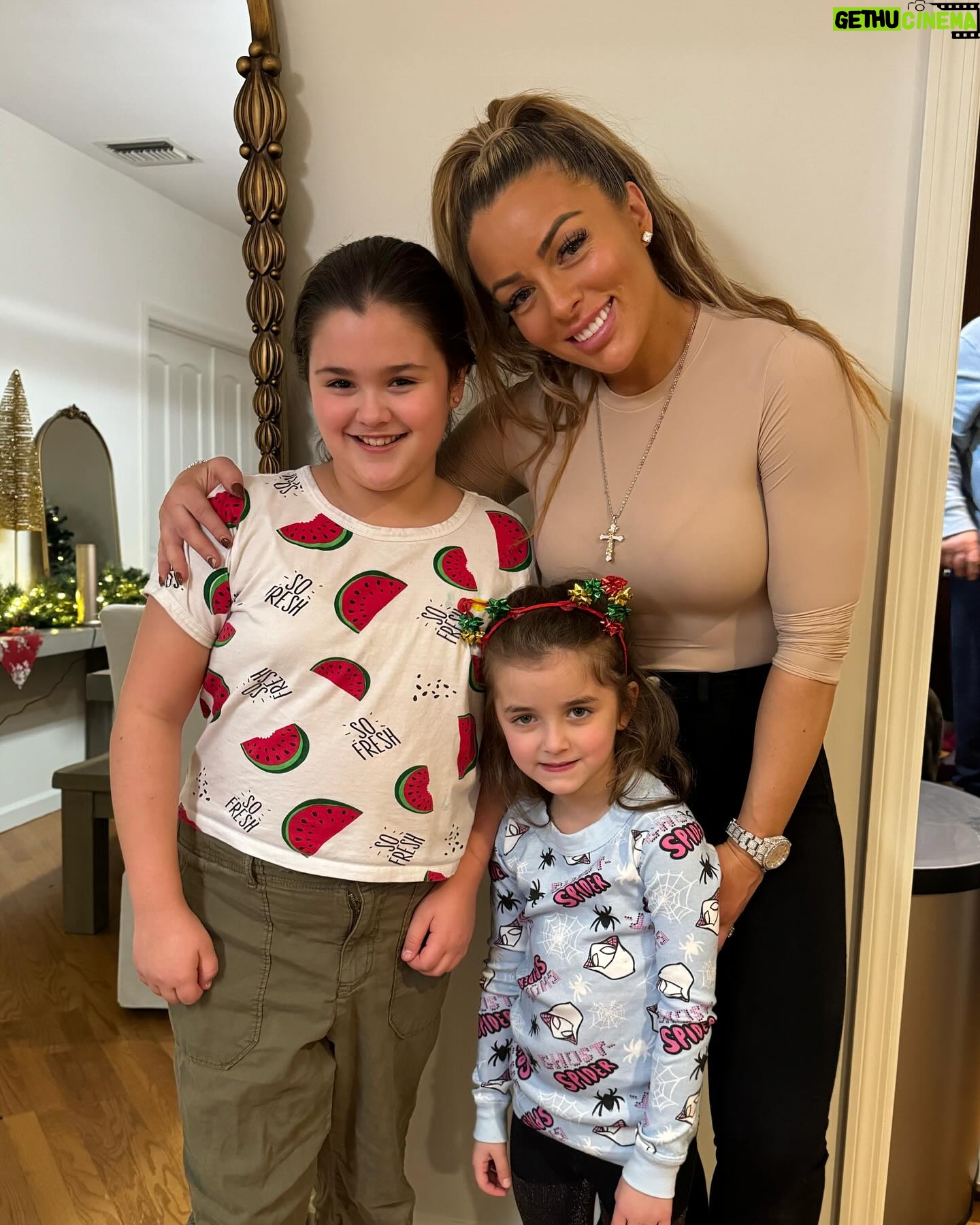 Mandy Rose Instagram - Holiday Dump πππ§βπππ»β€οΈ
Such an amazing holiday the last couple weeks spending time with my loved onesπ₯°
This year was really good to me π₯Ή Iβve been so blessed being able to be close to my family again after being on the road for 8 years. Life is too short, and honestly after losing a loved one so close to me, sometimes you have to sit back and really enjoy the little things and hold your loved ones close because you just never know. β€οΈππ»
Bringing in the New Year with gratitude, positivity and peace βπ»π«ΆπΌ