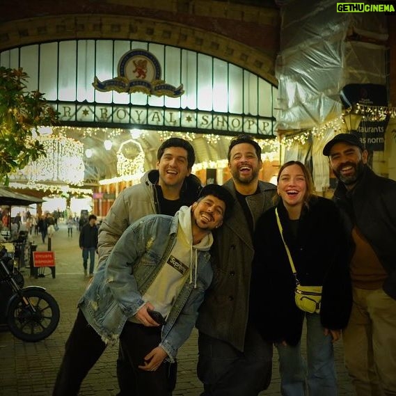Regina Blandón Instagram - 🎶Qué bonito este convivio Fum fum fum🎶
Les amo, mis vidas @salvador_so @mseptien @jerryvelazquez @gustavoegelhaaf 🇬🇧 meeeeeh.
Fotos beias de @salvador_so