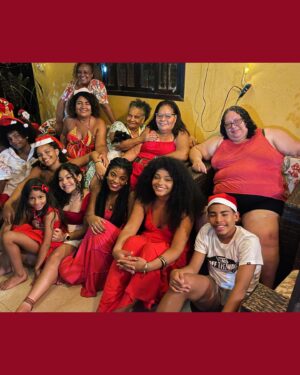 Juliana Alves Instagram - Carrosel de emoções natalinas!
Voltamos a nos reunir com essa família aqui também! 

Nosso elo é tão forte que nada consegue nos dispersar por muito tempo. Esse foi o exemplo que minha mãe mostrou com sua própria história. 

Obrigada, 2023 Valeu muito! 

#natal #familia #mae #Alves