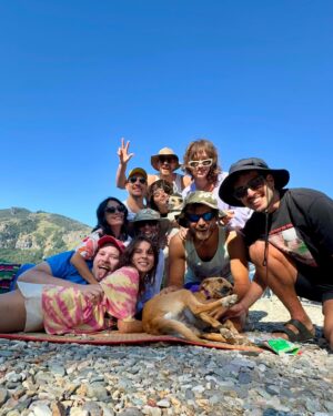 Nicolás Vázquez Instagram - Empezando el año con mi persona favorita y con amigos en el paraíso. Gracias por el cariño que nos demuestran siempre. Todo lo que nos desean a nosotros, el doble para ustedes. 
Sean felices y hagan el bien. 
Todo es más lindo. Más humor y más amor. Que arranquen con todo el 2024. 🙌🏽🤍♾️👆🏽