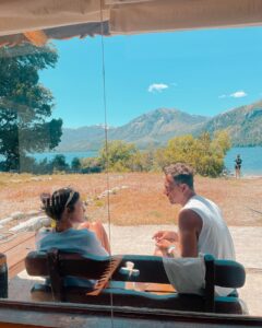 Nicolás Vázquez Instagram - Empezando el año con mi persona favorita y con amigos en el paraíso. Gracias por el cariño que nos demuestran siempre. Todo lo que nos desean a nosotros, el doble para ustedes. 
Sean felices y hagan el bien. 
Todo es más lindo. Más humor y más amor. Que arranquen con todo el 2024. 🙌🏽🤍♾️👆🏽