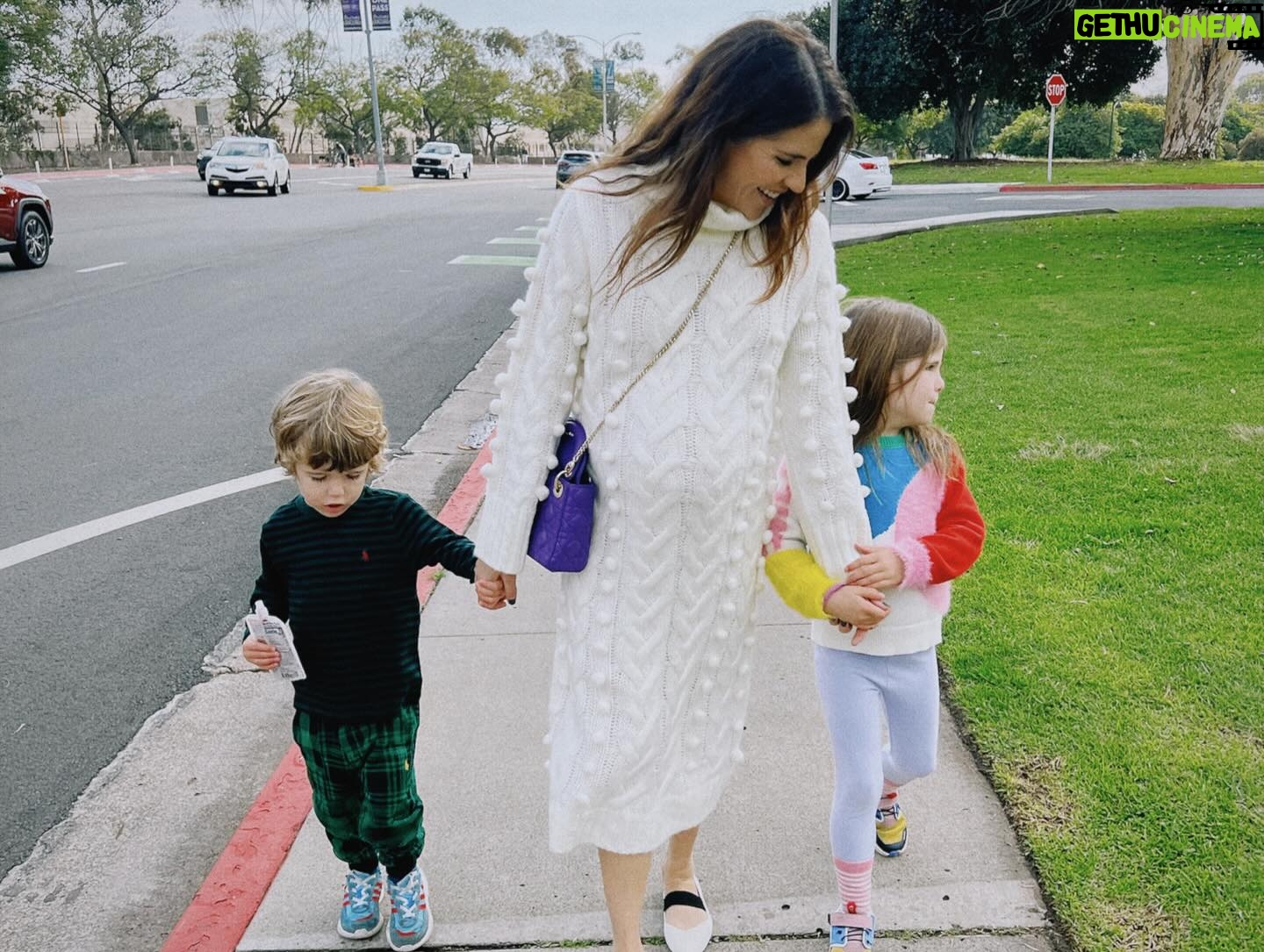 Karla Souza Instagram - Birthday & Christmas with the family 🎉🎄