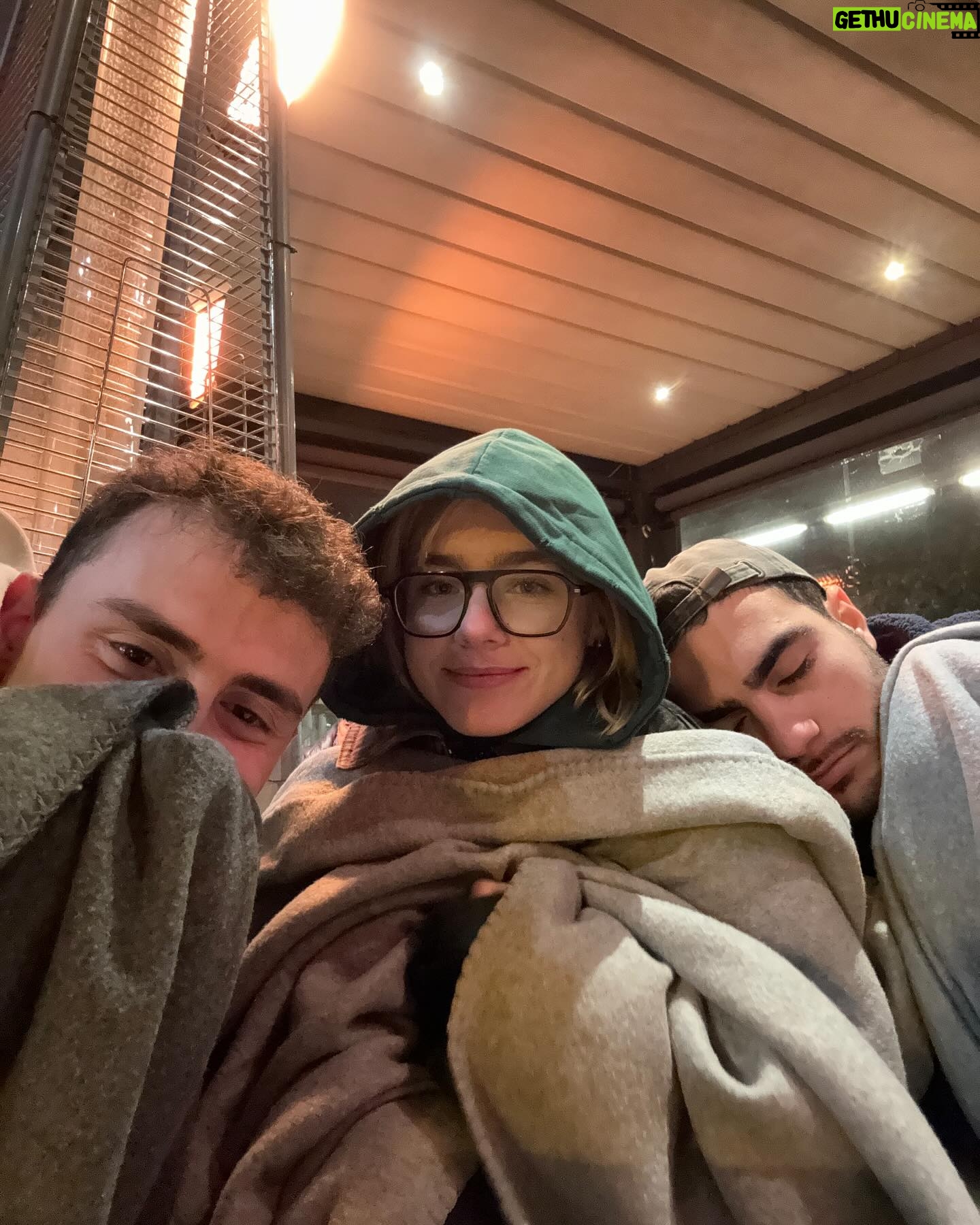 Clara Galle Instagram - Cosas que necesito:
🌊Playa
☕️Churros con chocolate
🦐Que digan que sí a un plan loco
📓Mi diario con café
🍏Mi amigo Samu y mi perro Ches
💙Matching necklaces
🐼Gatos panda
❄️Mantas en las terrazas de Pamplona porque hace un frío que pela. A Juan y a Sergio
🏔️Perdernos