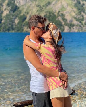 Nicolás Vázquez Instagram - Empezando el año con mi persona favorita y con amigos en el paraíso. Gracias por el cariño que nos demuestran siempre. Todo lo que nos desean a nosotros, el doble para ustedes. 
Sean felices y hagan el bien. 
Todo es más lindo. Más humor y más amor. Que arranquen con todo el 2024. 🙌🏽🤍♾️👆🏽