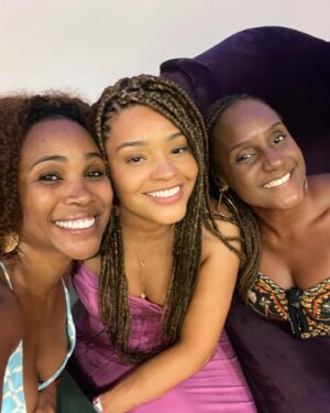 Juliana Alves Instagram - Que noite! 
Evento do querido @pretinhodaserrinha com participações mais que especiais. Muita gente de respeito em uma estrutura maravilhosa! Finalmente consegui ir, depois muitas quintas de trabalho até tarde!
Depois, show dela que eu sou muito fã! Sempre que posso vou, ela me emocionou no Rock in Rio e se supera cada vez mais! Ta um absurdo de bom o Samba da @mariaritaoficial e já tô ansiosa pro novo álbum dela!
Obrigada por tanta entrega, mariarita

@evandrorius obrigada!!! Você arrasa! Quero você na Sapucaí! ☺️🙌🏾✨✨✨✨✨✨