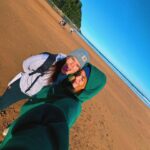 Clara Galle Instagram - Cosas que necesito:
🌊Playa
☕️Churros con chocolate
🦐Que digan que sí a un plan loco
📓Mi diario con café
🍏Mi amigo Samu y mi perro Ches
💙Matching necklaces 
🐼Gatos panda
❄️Mantas en las terrazas de Pamplona porque hace un frío que pela. A Juan y a Sergio
🏔️Perdernos