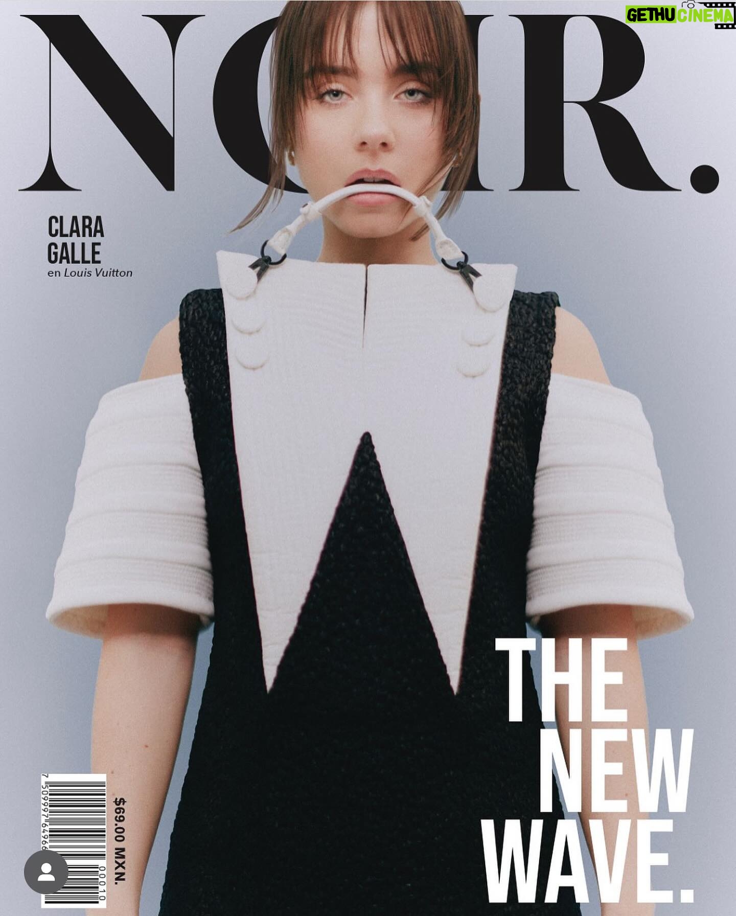 Clara Galle Instagram - Un final conlleva un comienzo! Siempre🖤 Gracias! @_noirmagazine , qué ganas de visitar México.🗝️
Menudo equipo!!!!!
📸: @alvarogracia
Asistente de Fotografía: @cecilia_armand_ugon
Directora de Arte / Producción: @008anadmoda800
Director/DP/Editor de Video: @_imsquid
Estilismo: @_freddyalonso (te quiero✨)
Maquillaje y Peinado: @pablomaciasr para @armanibeauty 🌷
Entrevista: @isamar.jpg
Director Editorial: @gerardangulo
Love u @cramtalent 🖤