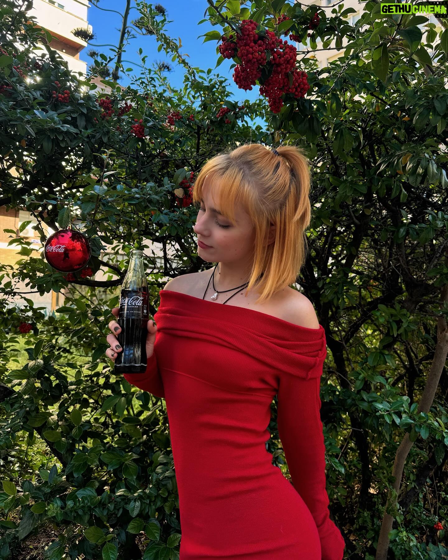 Clara Galle Instagram - #pubIi
Cuando termina el año siento una gran necesidad de agradecer a las personas que me han acompañado!!✨💌Nunca está de más ponerles por escrito lo mucho que han significado para ti! 🫂❤️🪽
@cocacola_esp #CocaColaNavidad #RealMagic