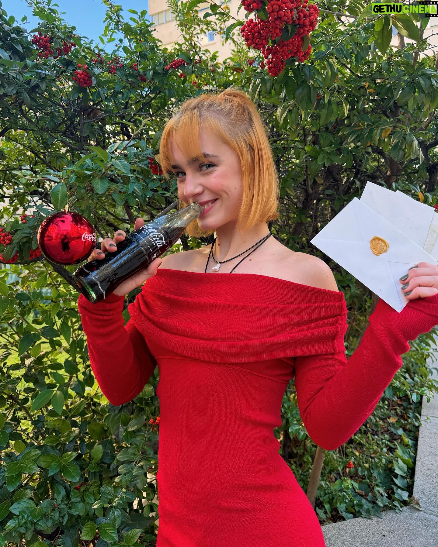 Clara Galle Instagram - #pubIi
Cuando termina el año siento una gran necesidad de agradecer a las personas que me han acompañado!!✨💌Nunca está de más ponerles por escrito lo mucho que han significado para ti! 🫂❤️🪽
@cocacola_esp #CocaColaNavidad #RealMagic