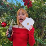 Clara Galle Instagram - #pubIi 
Cuando termina el año siento una gran necesidad de agradecer a las personas que me han acompañado!!✨💌Nunca está de más ponerles por escrito lo mucho que han significado para ti! 🫂❤️🪽
@cocacola_esp #CocaColaNavidad #RealMagic