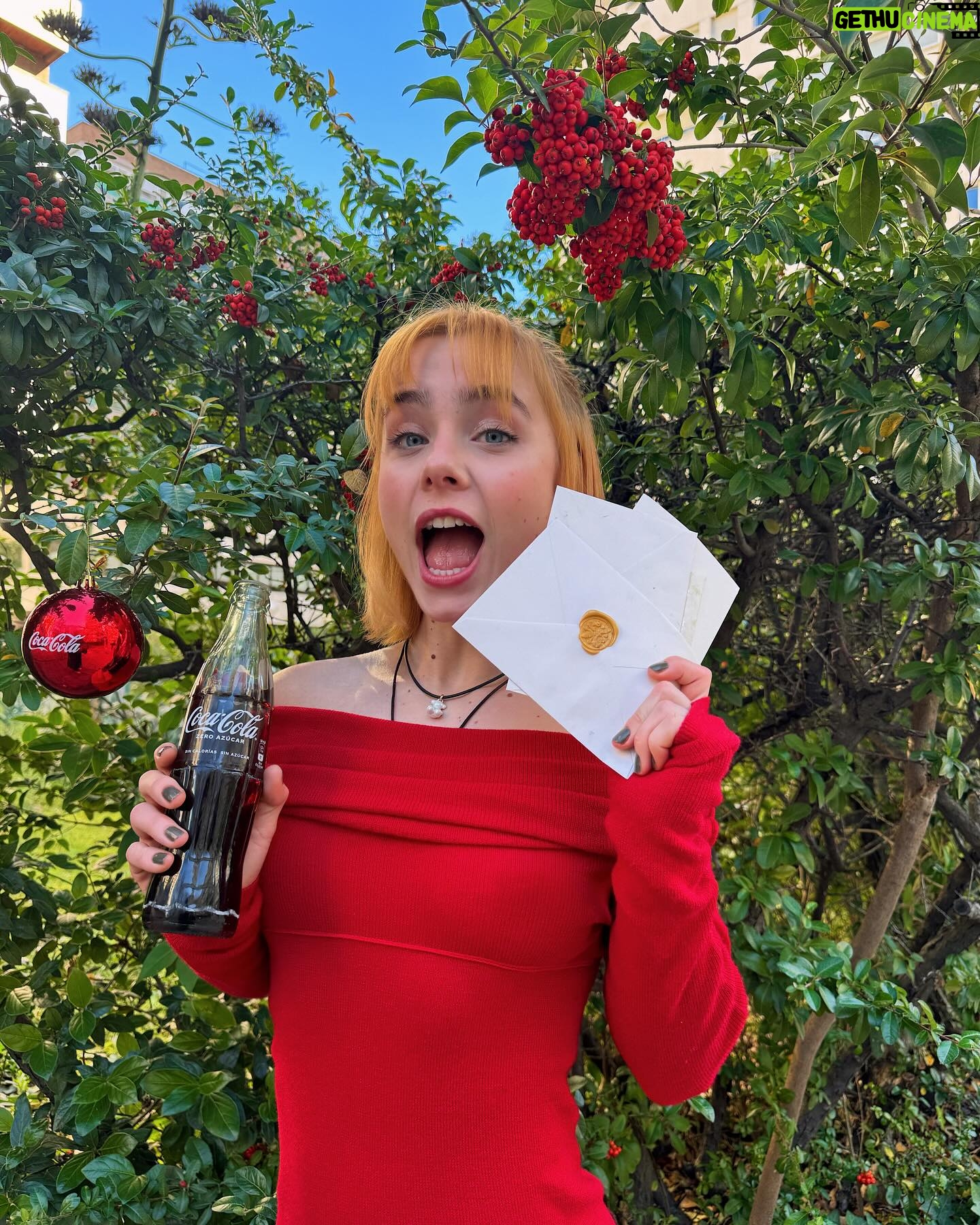 Clara Galle Instagram - #pubIi
Cuando termina el año siento una gran necesidad de agradecer a las personas que me han acompañado!!✨💌Nunca está de más ponerles por escrito lo mucho que han significado para ti! 🫂❤️🪽
@cocacola_esp #CocaColaNavidad #RealMagic