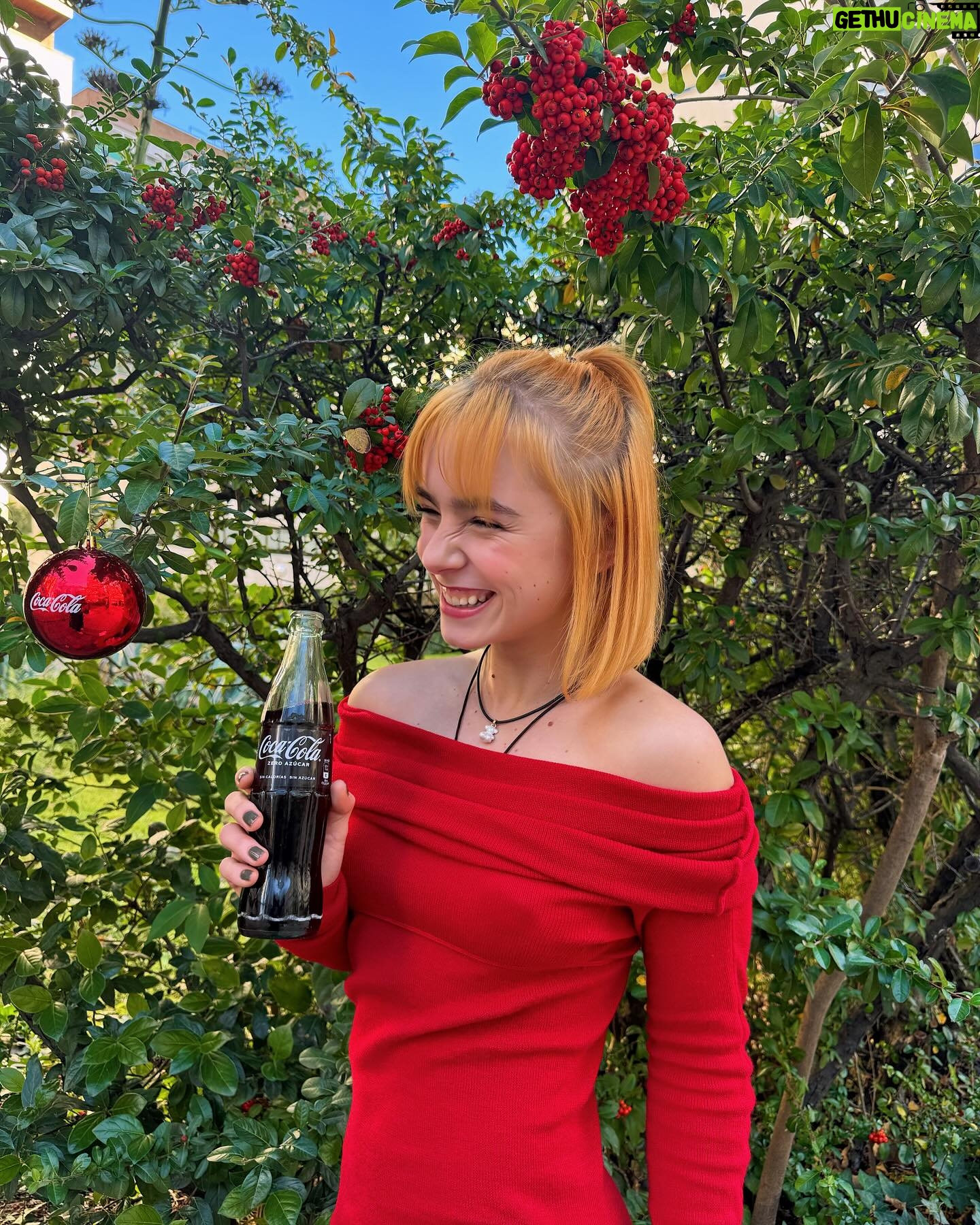 Clara Galle Instagram - #pubIi
Cuando termina el año siento una gran necesidad de agradecer a las personas que me han acompañado!!✨💌Nunca está de más ponerles por escrito lo mucho que han significado para ti! 🫂❤️🪽
@cocacola_esp #CocaColaNavidad #RealMagic