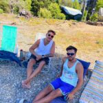 Nicolás Vázquez Instagram - Empezando el año con mi persona favorita y con amigos en el paraíso. Gracias por el cariño que nos demuestran siempre. Todo lo que nos desean a nosotros, el doble para ustedes. 
Sean felices y hagan el bien. 
Todo es más lindo. Más humor y más amor. Que arranquen con todo el 2024. 🙌🏽🤍♾️👆🏽
