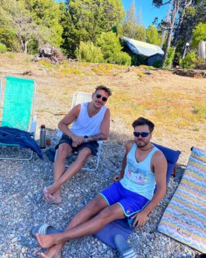 Nicolás Vázquez Instagram - Empezando el año con mi persona favorita y con amigos en el paraíso. Gracias por el cariño que nos demuestran siempre. Todo lo que nos desean a nosotros, el doble para ustedes. 
Sean felices y hagan el bien. 
Todo es más lindo. Más humor y más amor. Que arranquen con todo el 2024. 🙌🏽🤍♾️👆🏽