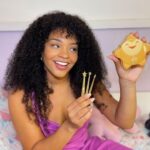 Juliana Alves Instagram – A magia do poder dos desejos tomou conta do @oboticario com o lançamento da nova linha Sophie, inspirada no filme Wish, que estreia hoje nos cinemas! 

Tem loção, fragrância, maquiagens… Tudo pensado para nossas meninas ficarem ainda mais lindas, com diversão e claro, cuidado.

Nos amamos esse dia de beleza de mãe e filha. Da uma olhadinha nos stories! 

#publicidade #OPoderDosDesejos