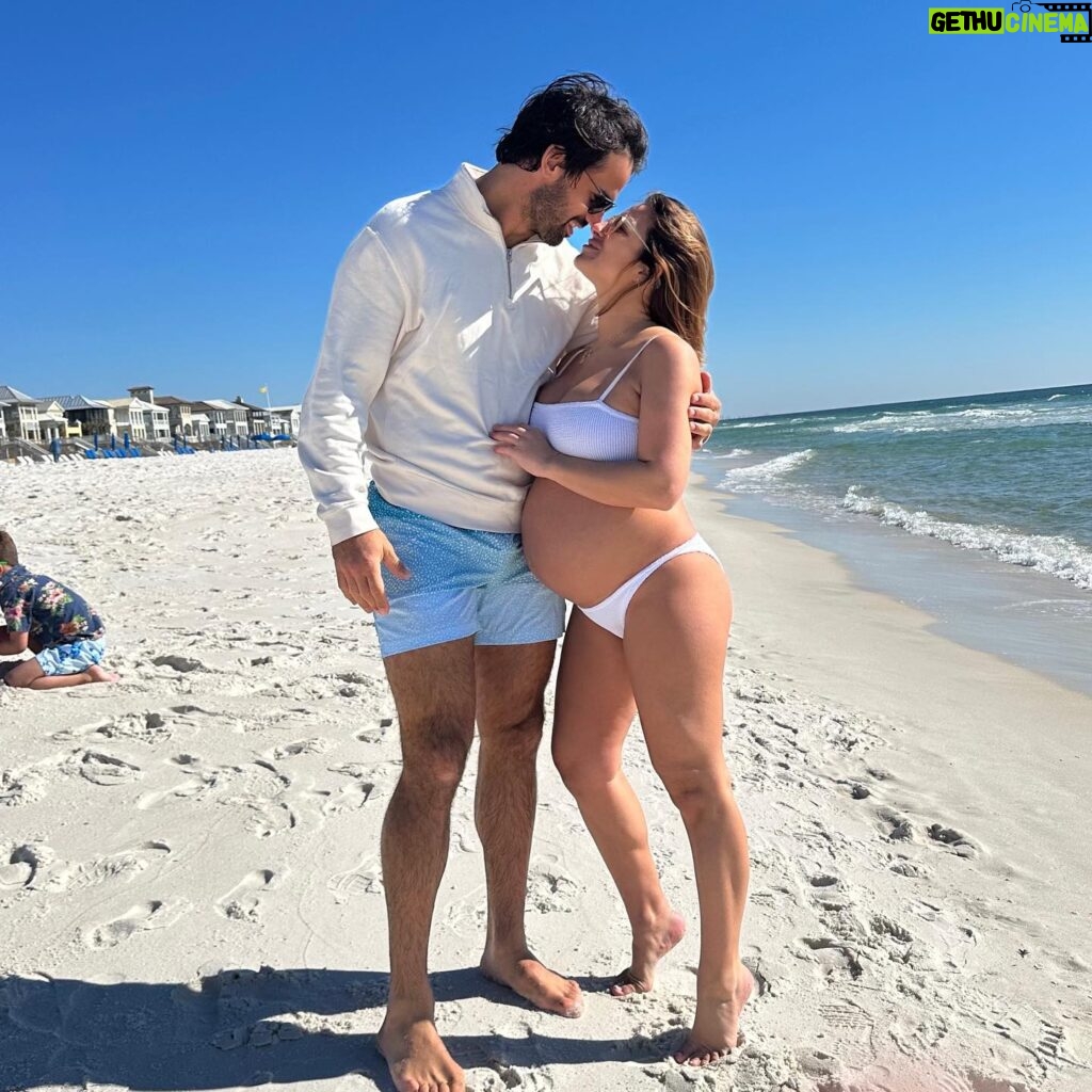 Jessie James Decker Instagram - Big daddy, big titties , big belly, big baby