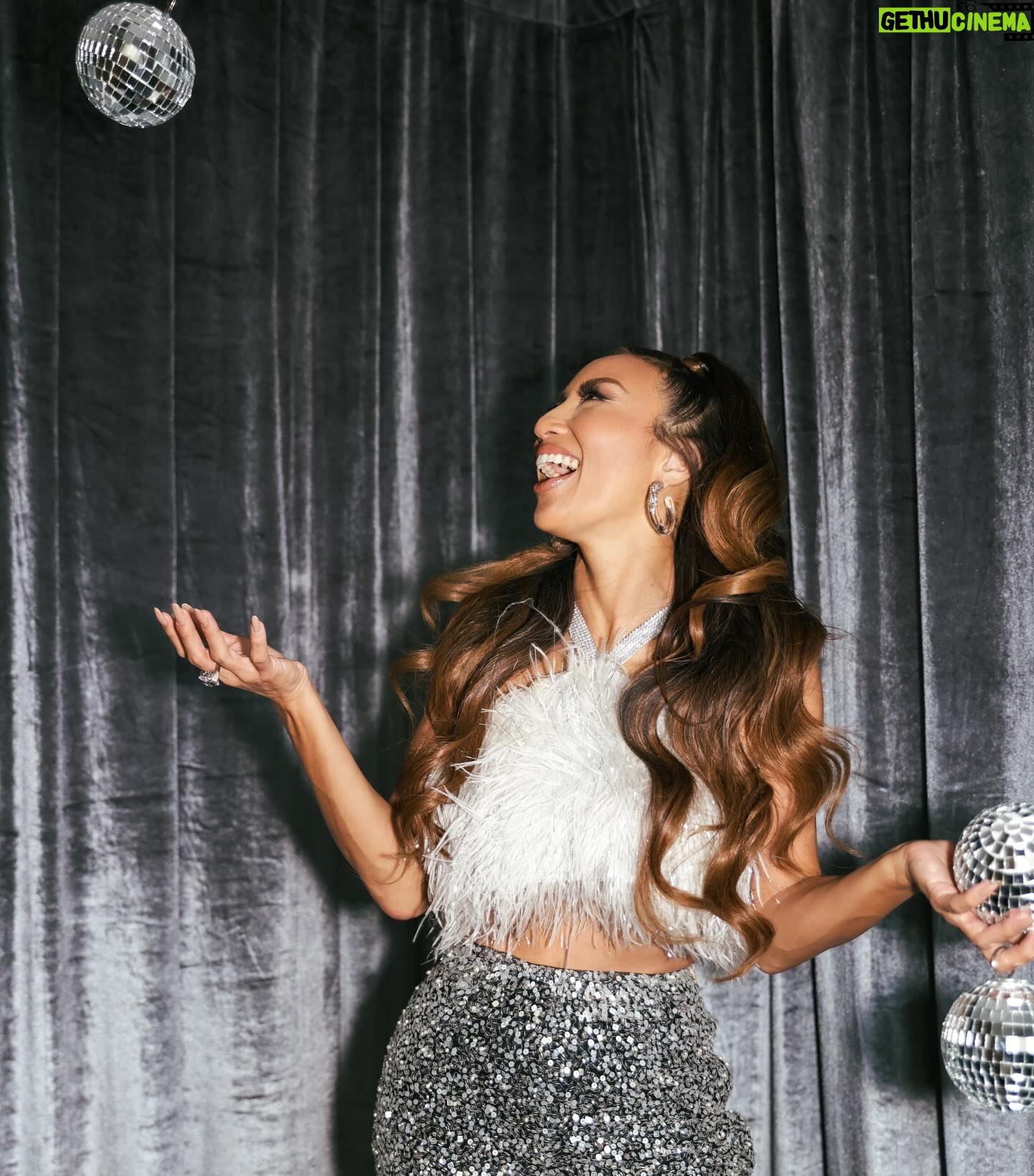 Jeannie Mai Instagram - My #1 fan 🥹 (last slide) #RockinEve #HappyNewYear