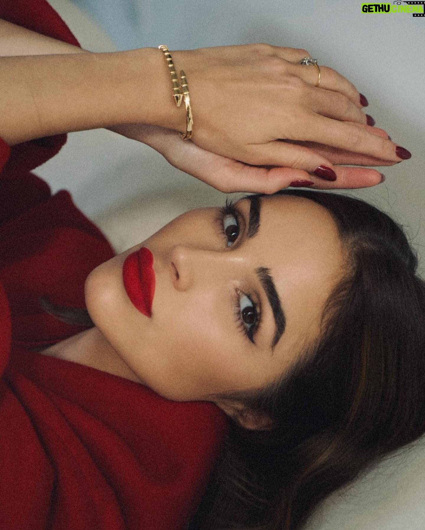 Olivia Culpo Instagram - ♥️ red gold @bulgari #bulgariserpenti