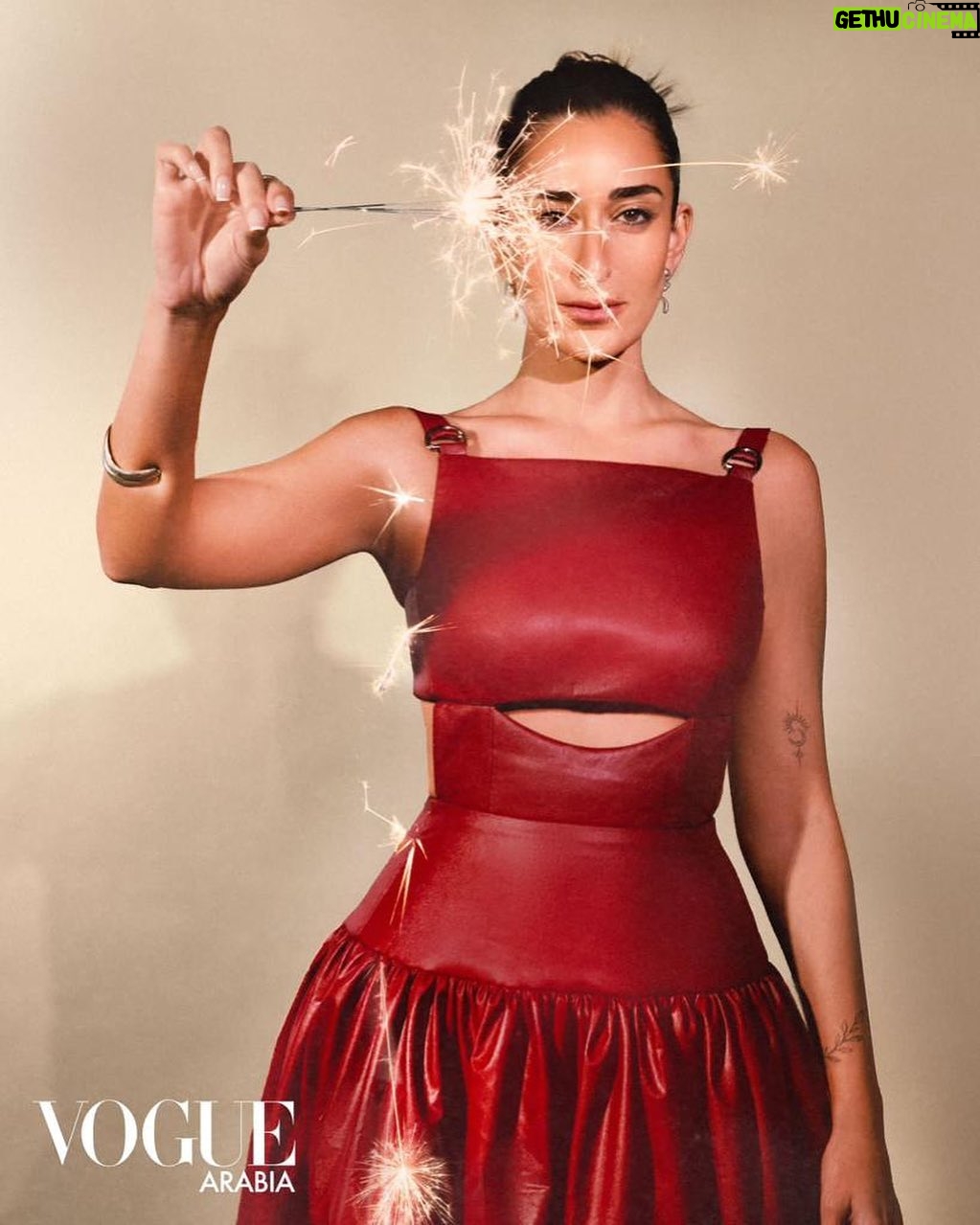 Amina Khalil Instagram - Happy New Year everybody ✨
May we all be blessed with goodness, health, happiness, peace and love. And may all your dreams come true ❤️
كل سنة وانتم طيبين ✨يا رب سنة كلها خير و رزق
وسعادة و رحمة و انه كل دعواتكم وامنياتكم تتحقق ❤️
And everyday, we pray for 🇵🇸