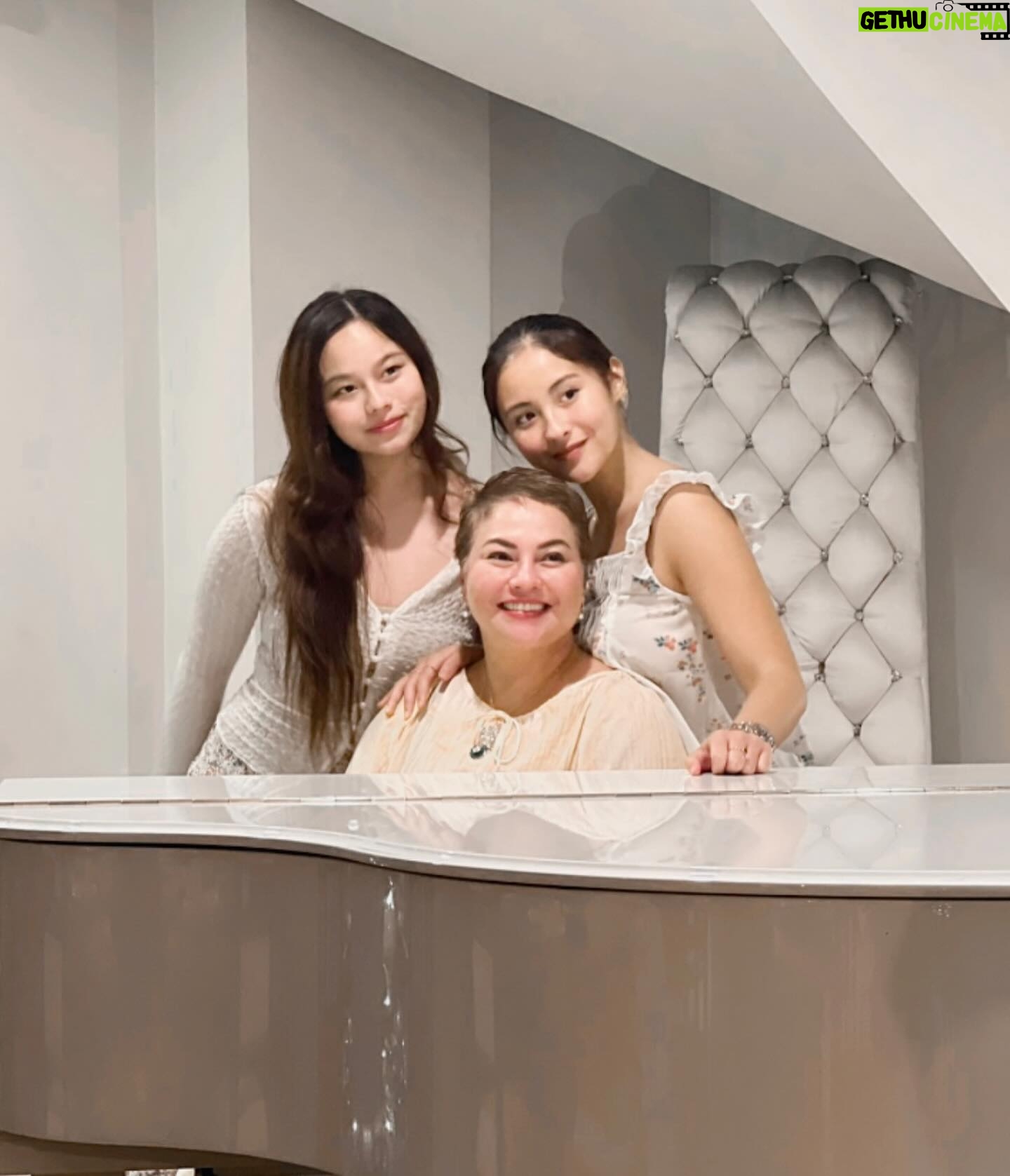 Karla Estrada - 86.6K Likes - HOPE, COURAGE, KINDNESS and HAPPINESS.
Lets go 2024!
#theFords