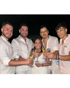 Susana Vieira Instagram - Obrigada Vidigal pelo carinho! Festa linda do @mirantedoarvrao com a linda anfitriã, minha sobrinha @biancavsack! 
Feliz Ano Novo! Vem 2024! Estou pronta pra você! 🤍🥂✨🎉