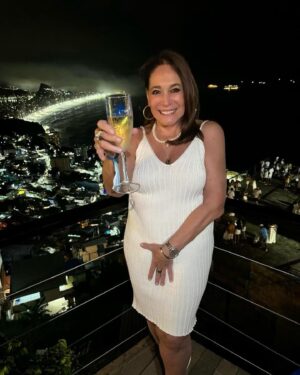 Susana Vieira Instagram - Obrigada Vidigal pelo carinho! Festa linda do @mirantedoarvrao com a linda anfitriã, minha sobrinha @biancavsack! 
Feliz Ano Novo! Vem 2024! Estou pronta pra você! 🤍🥂✨🎉