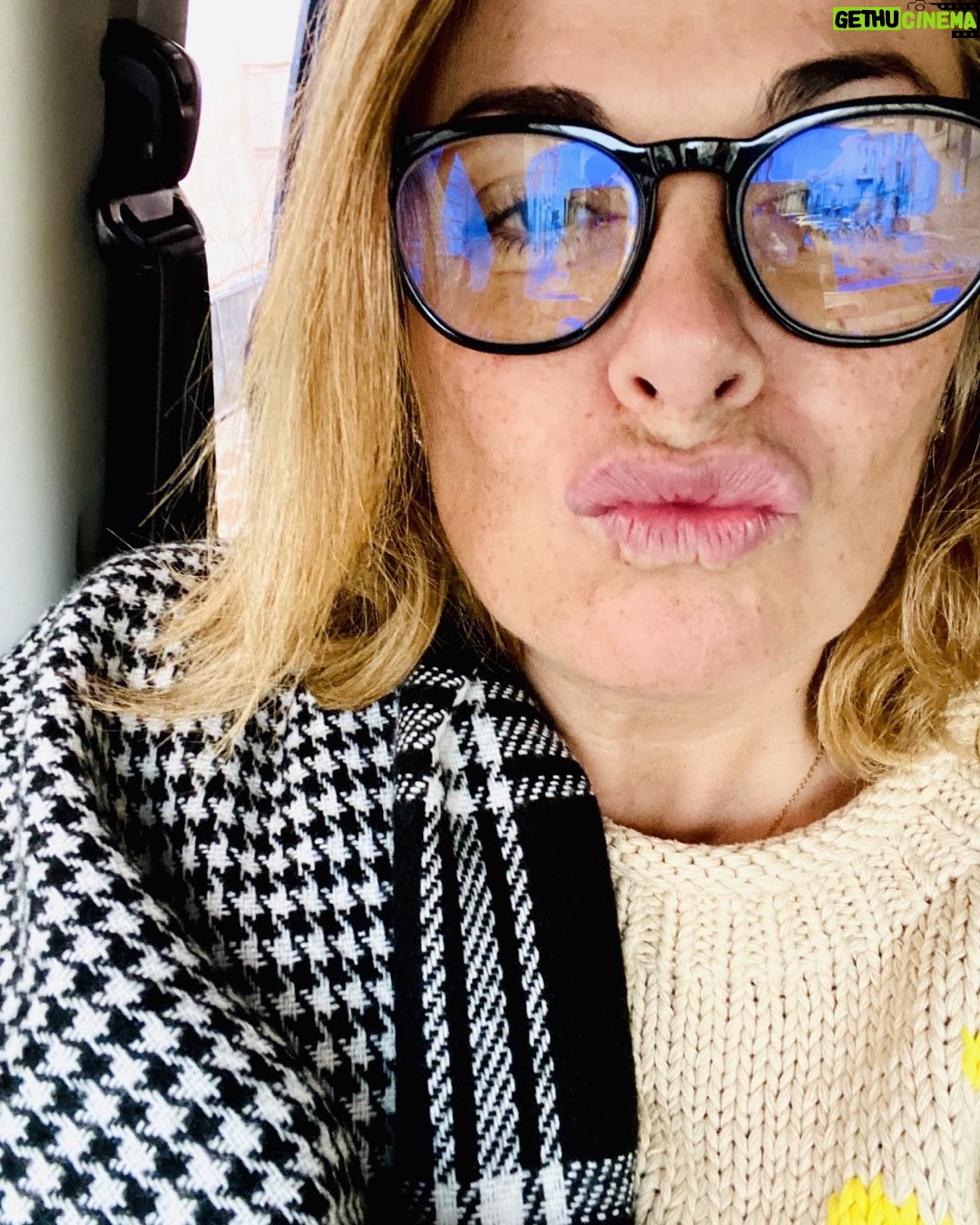 Vanessa Incontrada Instagram - Un bacio a tutti voi 😘😘😊