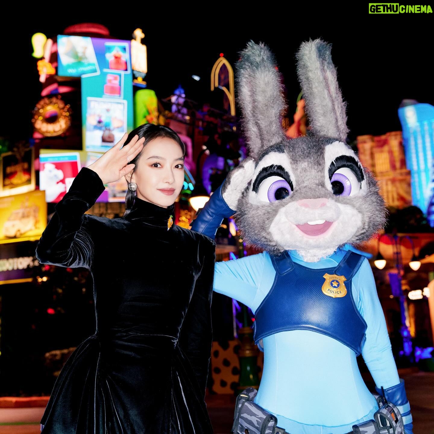 Victoria Song Instagram - 和朱迪一起💕
#疯狂动物城 #zootopia
#上海迪士尼 #shanghaidisneyland
