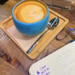 Clara Galle Instagram - Cosas que necesito:
🌊Playa
☕️Churros con chocolate
🦐Que digan que sí a un plan loco
📓Mi diario con café
🍏Mi amigo Samu y mi perro Ches
💙Matching necklaces 
🐼Gatos panda
❄️Mantas en las terrazas de Pamplona porque hace un frío que pela. A Juan y a Sergio
🏔️Perdernos