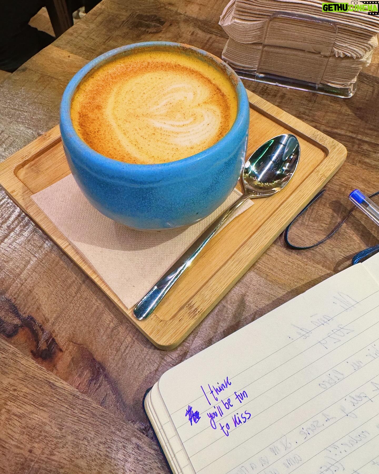 Clara Galle Instagram - Cosas que necesito:
🌊Playa
☕️Churros con chocolate
🦐Que digan que sí a un plan loco
📓Mi diario con café
🍏Mi amigo Samu y mi perro Ches
💙Matching necklaces
🐼Gatos panda
❄️Mantas en las terrazas de Pamplona porque hace un frío que pela. A Juan y a Sergio
🏔️Perdernos