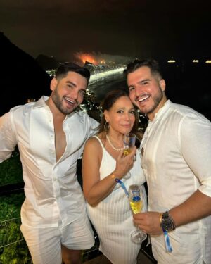 Susana Vieira Instagram - Obrigada Vidigal pelo carinho! Festa linda do @mirantedoarvrao com a linda anfitriã, minha sobrinha @biancavsack! 
Feliz Ano Novo! Vem 2024! Estou pronta pra você! 🤍🥂✨🎉