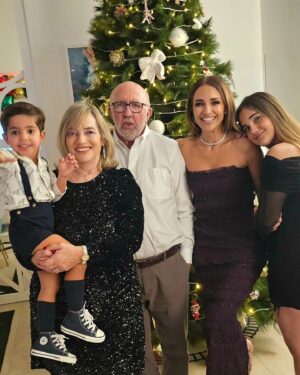 Paula Echevarría Instagram - Feliz 2024!!!!!!!! ♥️💫🍾
El mio empieza con lo que más quiero ♾️