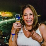 Susana Vieira Instagram - Réveillon do @mirantedoarvrao foi tudo de bom!!! 💙🥂✨🤍✨

Fotos: @patrickrosa.oficial