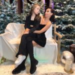 Kristina Asmus Instagram - Я встретила Новый год максимально пошло 😱😱😱 И это я не про наряд сейчас 😂 Я встретила его на Рублёвке, в концертном зале ))))
Да, с семьёй, но тем не менее..предельно неожиданно от меня. Я вообще не про тусовки, тем более такие и тем более в Новый год. Я уютная домашняя девочка, что бы вы там себе ни думали 😂 Но в этом году не хотелось суетиться, хотелось нарядиться и ни о чём не думать ))) 🙈
Но мы, конечно, вообще не вписывались в эту компанию. Там зашкаливал тяжёлый люкс на квадратный сантиметр 💎 А мы плясали, отрывались, снимали обувь, срывали голоса, хлопали друг другу, когда дарили подарки и ползали всем кланом на коленях под столами, когда я потеряла кольцо 😂 И мы вообще единственные, кто припёрся туда с пакетами, потому что нам важно было обменяться подарками сразу после 00! 🛍️ На нас как на городских сумасшедших смотрели, когда мы не трогали осетрину на столах, зато разворачивали упакованные подарки и сразу меряли всё на себя 😂 Короче, ни разу мы не лухари, но это был интересный опыт))) И было весело очень и тем не менее по-семейному! 🎄
С Новым годом вас всех!!!! И вот, шоб хорошо вам было везде, где свои 🧡