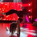 Kristina Asmus Instagram - Я встретила Новый год максимально пошло 😱😱😱 И это я не про наряд сейчас 😂 Я встретила его на Рублёвке, в концертном зале ))))
Да, с семьёй, но тем не менее..предельно неожиданно от меня. Я вообще не про тусовки, тем более такие и тем более в Новый год. Я уютная домашняя девочка, что бы вы там себе ни думали 😂 Но в этом году не хотелось суетиться, хотелось нарядиться и ни о чём не думать ))) 🙈
Но мы, конечно, вообще не вписывались в эту компанию. Там зашкаливал тяжёлый люкс на квадратный сантиметр 💎 А мы плясали, отрывались, снимали обувь, срывали голоса, хлопали друг другу, когда дарили подарки и ползали всем кланом на коленях под столами, когда я потеряла кольцо 😂 И мы вообще единственные, кто припёрся туда с пакетами, потому что нам важно было обменяться подарками сразу после 00! 🛍️ На нас как на городских сумасшедших смотрели, когда мы не трогали осетрину на столах, зато разворачивали упакованные подарки и сразу меряли всё на себя 😂 Короче, ни разу мы не лухари, но это был интересный опыт))) И было весело очень и тем не менее по-семейному! 🎄
С Новым годом вас всех!!!! И вот, шоб хорошо вам было везде, где свои 🧡