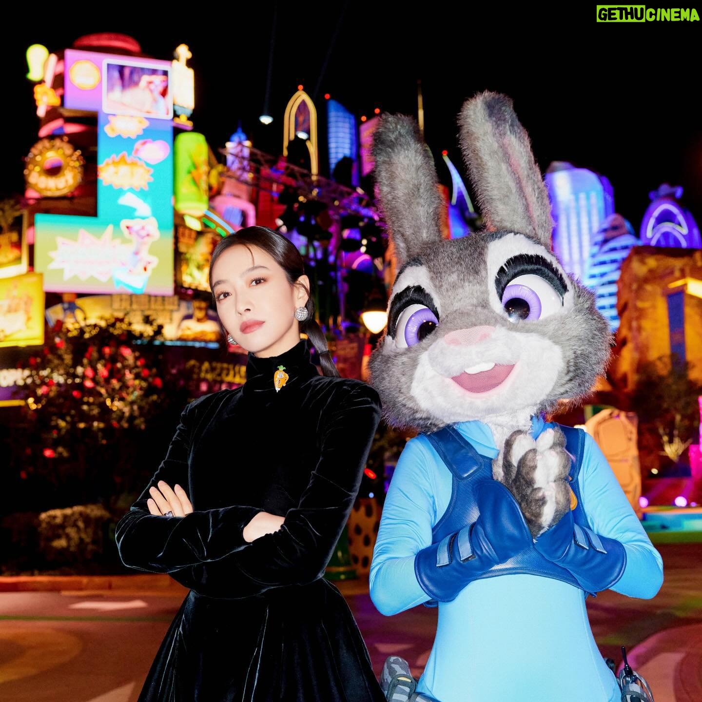 Victoria Song Instagram - 和朱迪一起💕
#疯狂动物城 #zootopia
#上海迪士尼 #shanghaidisneyland