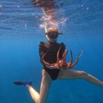 Sarah Michelle Gellar Instagram - “We may have split from our common ancestor with the octopus over half a billion years ago , and yet you can make friends with an octopus” (don’t worry- after we hung for a few seconds we said our goodbyes and he swam off) bonus content MANTA!!