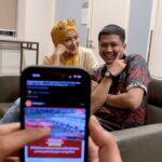 Erra Fazira Instagram - Pantang betul kalau nampak orang angkat telefon tu 😂 terus nak pose! Siapa ada kawan begini? 

#DuoSINAR 
#DuoSINARBersamaErraFazira
#TikTokSINAR