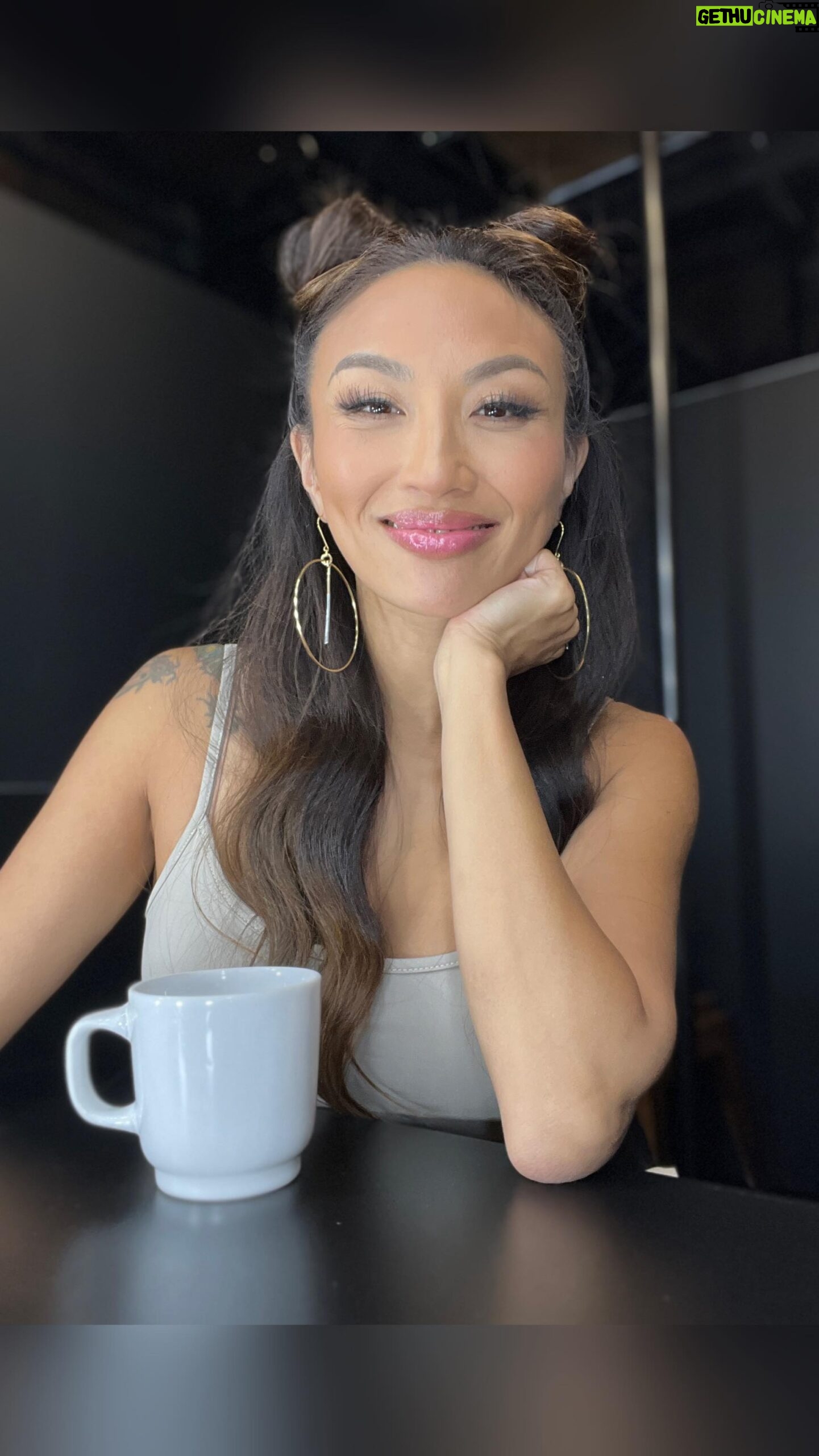 Jeannie Mai Instagram - Would u rather start ur new year with a Birkin or your bestie? Welp, tonight u get both 😝💁🏻♀️ Join me 9/8c on @cbstv 📍#RaidtheCage #bestshowever