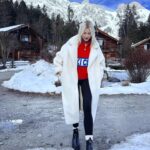 Lena Gercke Instagram – Love how much nature calms me down 🏔️🙏🏻 i feel so much happier and true to myself when i can breathe in fresh air and see a clear sky 💙🤍 what do you prefer ? Summer or winter holidays?