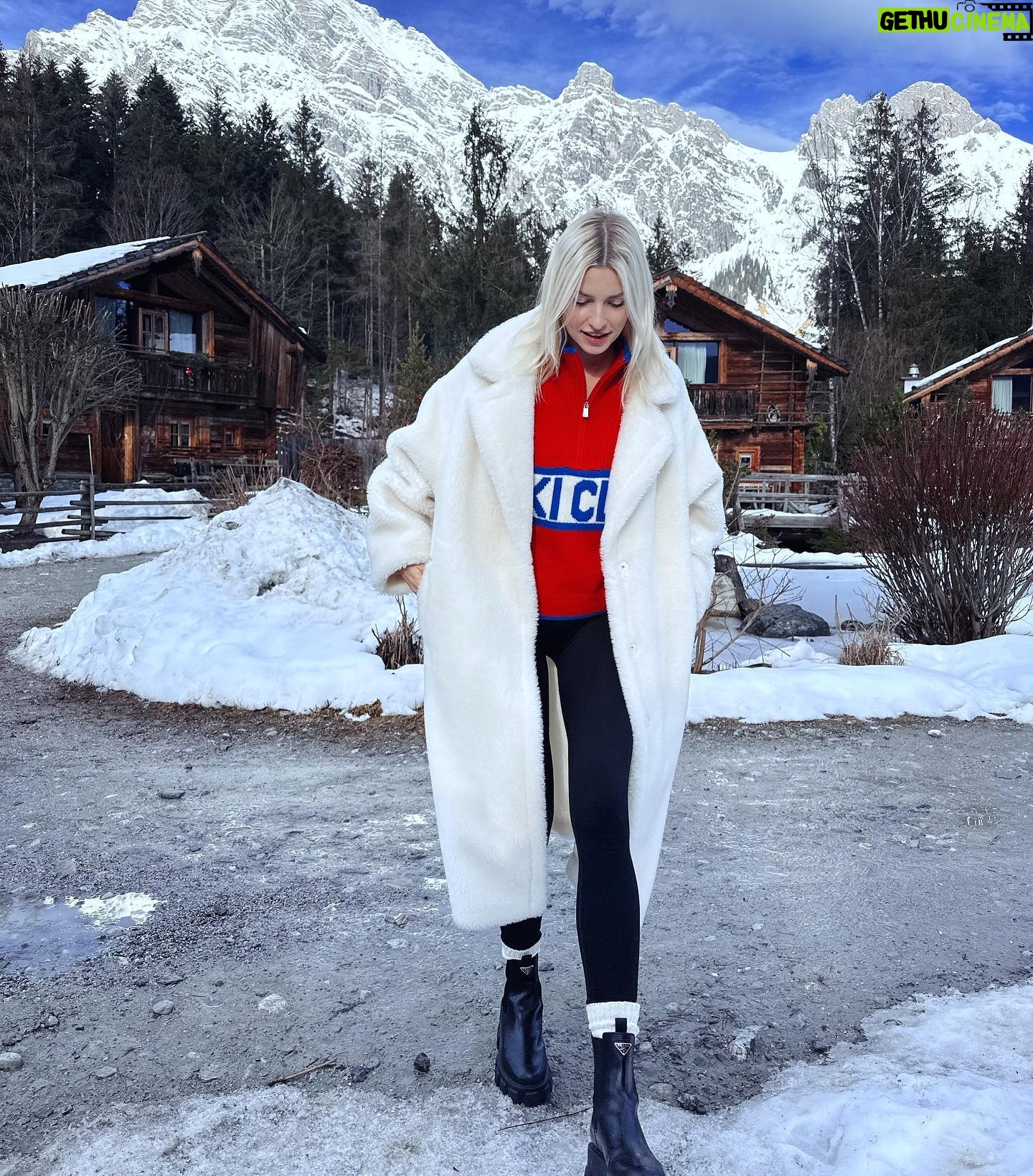 Lena Gercke Instagram - Love how much nature calms me down ποΈππ» i feel so much happier and true to myself when i can breathe in fresh air and see a clear sky ππ€ what do you prefer ? Summer or winter holidays?