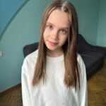 Kristina Asmus Instagram - Я не могу поверить…. 10 лет!!!! 😳 Боже, тебе исполнилось 10 лет… 💔 Твой первый большой юбилей. И какой-то важный рубеж. Я сегодня очень много вспоминаю свою материнскую траекторию))) - когда родила тебя, когда по-настоящему осознала это, когда поняла, что ты отдельная личность и как важно для меня считаться с твоими чувствами во всём ✨
У меня очень крутая дочь. Да, у неё нет выдающихся успехов в учёбе, спорте или ещё чём-то, она обычный подросток со своими нехочунумааам, но она очень объёмная личность. Очень. 
Настя (схожу с ума от этого имени), ты не перестаёшь удивлять меня каждый день. В тебе так много любви, эмпатии и удивительного для твоего возраста анализа. Ты красивей и лучше меня, ты чище и бесстрашней. У нас невероятная связь и я сделаю всё, чтобы сохранить это. Спасибо за твою нежность и за то, что для тебя поцелуи и объятия с родителями - не кринге 😅, а тоже важный энергообмен. Мне так повезло с тобой, постараюсь не подвести)) А ещё…рядом с тобой я чувствую себя в абсолютной безопасности. Я люблю тебя, С Днём рождения, дочка!!! 🌸🪅