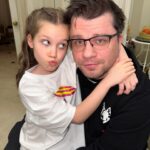 Kristina Asmus Instagram - Я не могу поверить…. 10 лет!!!! 😳 Боже, тебе исполнилось 10 лет… 💔 Твой первый большой юбилей. И какой-то важный рубеж. Я сегодня очень много вспоминаю свою материнскую траекторию))) - когда родила тебя, когда по-настоящему осознала это, когда поняла, что ты отдельная личность и как важно для меня считаться с твоими чувствами во всём ✨
У меня очень крутая дочь. Да, у неё нет выдающихся успехов в учёбе, спорте или ещё чём-то, она обычный подросток со своими нехочунумааам, но она очень объёмная личность. Очень. 
Настя (схожу с ума от этого имени), ты не перестаёшь удивлять меня каждый день. В тебе так много любви, эмпатии и удивительного для твоего возраста анализа. Ты красивей и лучше меня, ты чище и бесстрашней. У нас невероятная связь и я сделаю всё, чтобы сохранить это. Спасибо за твою нежность и за то, что для тебя поцелуи и объятия с родителями - не кринге 😅, а тоже важный энергообмен. Мне так повезло с тобой, постараюсь не подвести)) А ещё…рядом с тобой я чувствую себя в абсолютной безопасности. Я люблю тебя, С Днём рождения, дочка!!! 🌸🪅