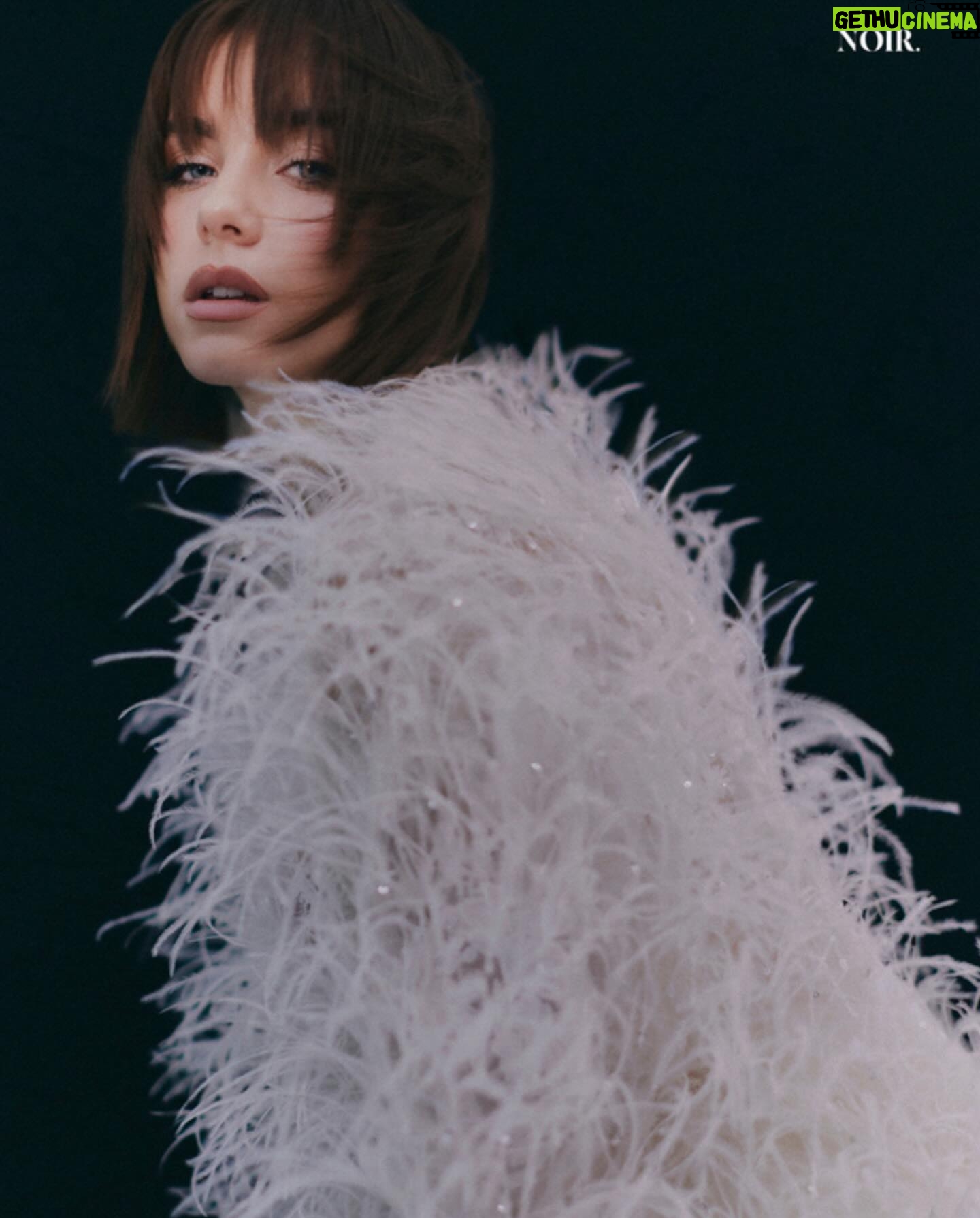 Clara Galle Instagram - Un final conlleva un comienzo! Siempre🖤 Gracias! @_noirmagazine , qué ganas de visitar México.🗝️
Menudo equipo!!!!!
📸: @alvarogracia
Asistente de Fotografía: @cecilia_armand_ugon
Directora de Arte / Producción: @008anadmoda800
Director/DP/Editor de Video: @_imsquid
Estilismo: @_freddyalonso (te quiero✨)
Maquillaje y Peinado: @pablomaciasr para @armanibeauty 🌷
Entrevista: @isamar.jpg
Director Editorial: @gerardangulo
Love u @cramtalent 🖤